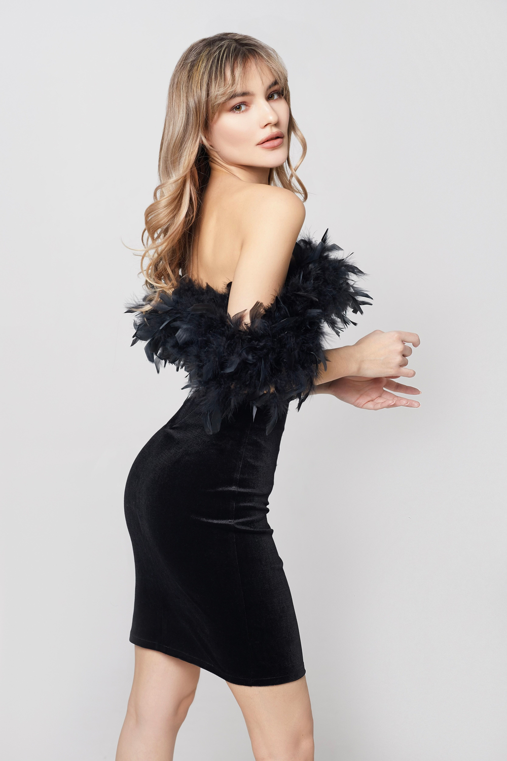 Платье с перьями сверху