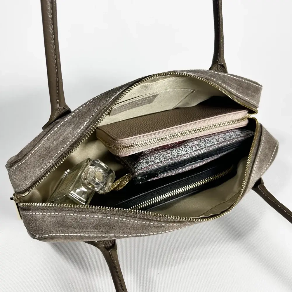 Женская сумка-багет из натуральной замши цвета тауп