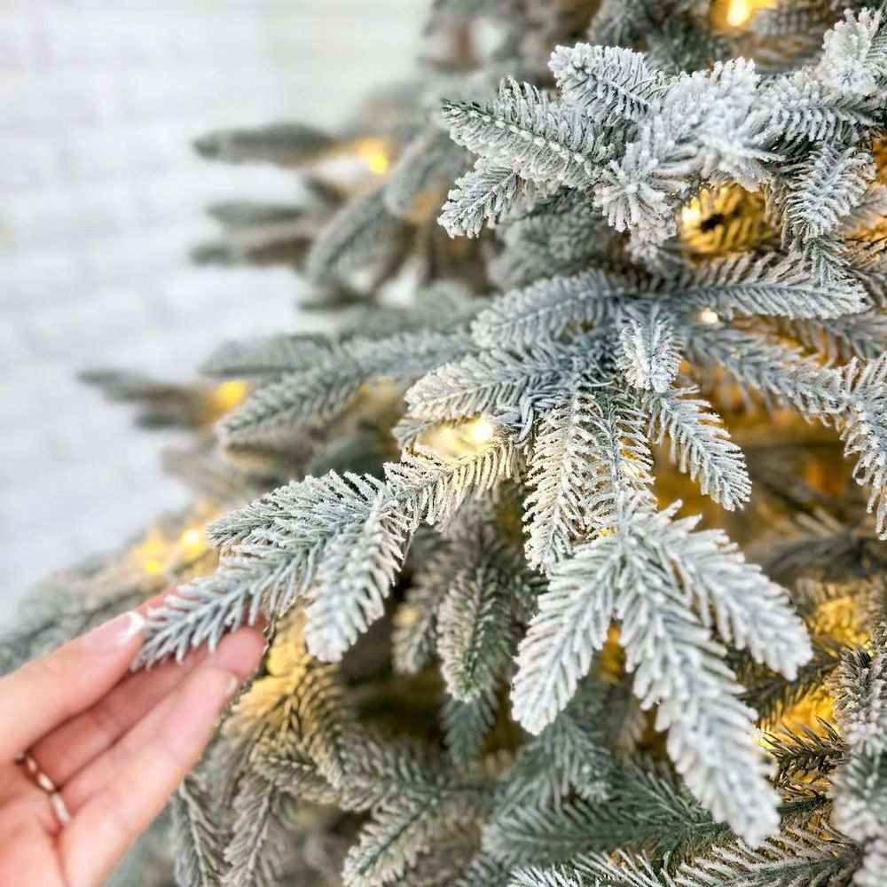 Заснеженная елка с гирляндой «Престиж» (Литая хвоя) от 1,2 м до 3 м