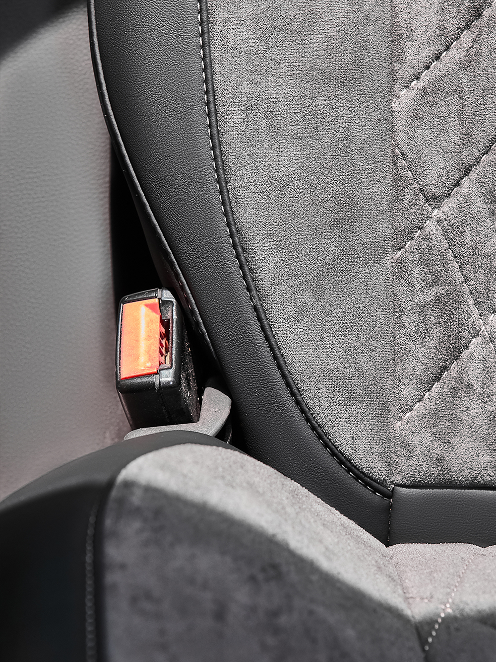 Чехлы Люкс КамАз 5490 K4 с 2014 года (экокожа, черный, серая вставка)