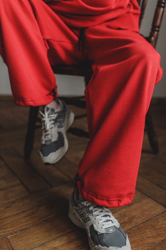 Брюки-бананы из футера без начеса, красного цвета