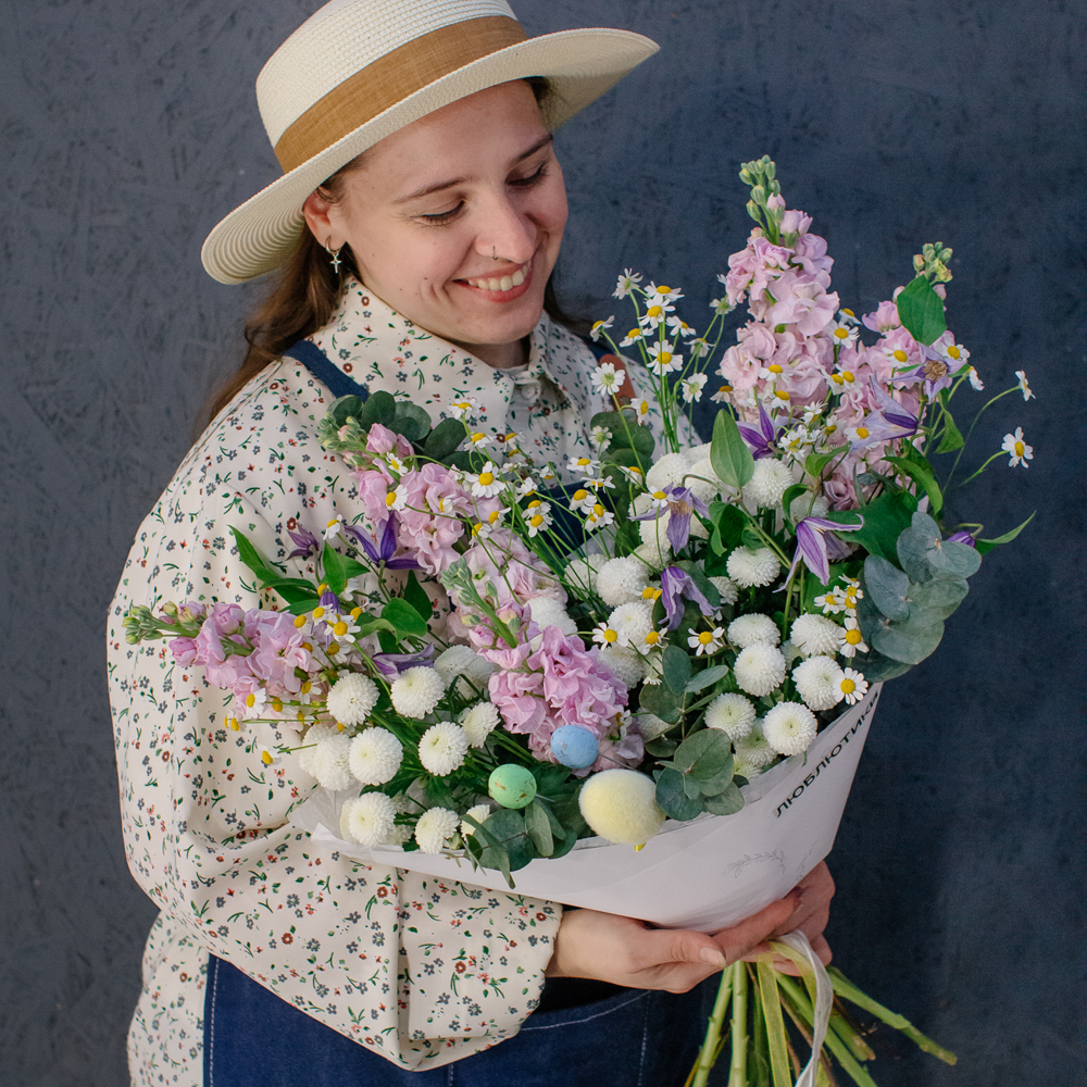 172. Ароматный весенний букет с маттиолой и ромашками