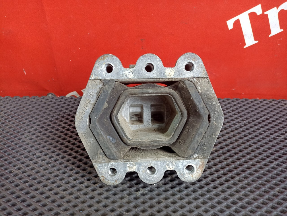 Подушка двигателя задняя