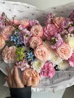 Букет из кустовых пионовидных роз, окипеталума, маттиолы, диантусов и хризантемы