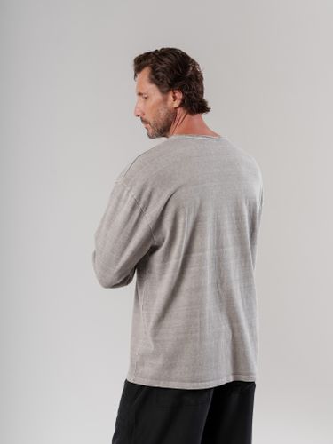 Серый лонгслив на пуговицах