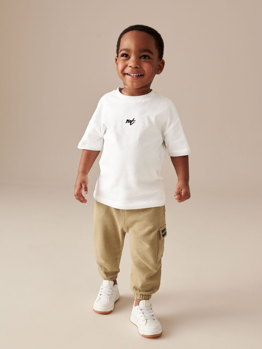 Футболка и джоггеры в комплекте для мальчика Next 854-123, Белый, Песочный
