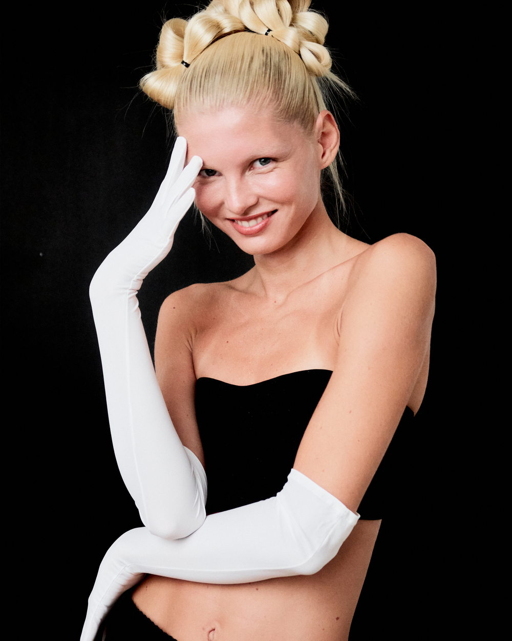 Перчатки из белого бифлекса выше локтя