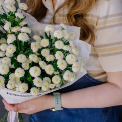 159. Воздушный стойкий моно-букет с хризантемой сантини