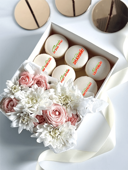 Набор макаронс на День знаний с надписями, картинками (6 шт) и цветами