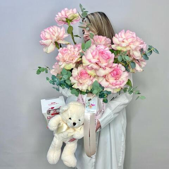«Ла Рошель» с мишкой и рафаэлло. Цветы в коробке- 15 французских роз Эсперанс с мягкой игрушкой и конфетами