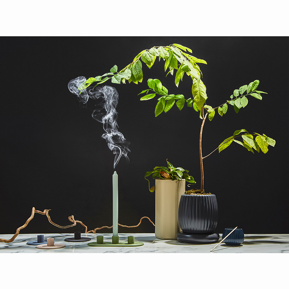 Подсвечник из каменной керамики графитового цвета из коллекции essential