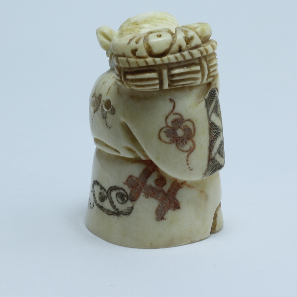 Нэцкэ Дзюродзин без головного убора с корзиной и персиком