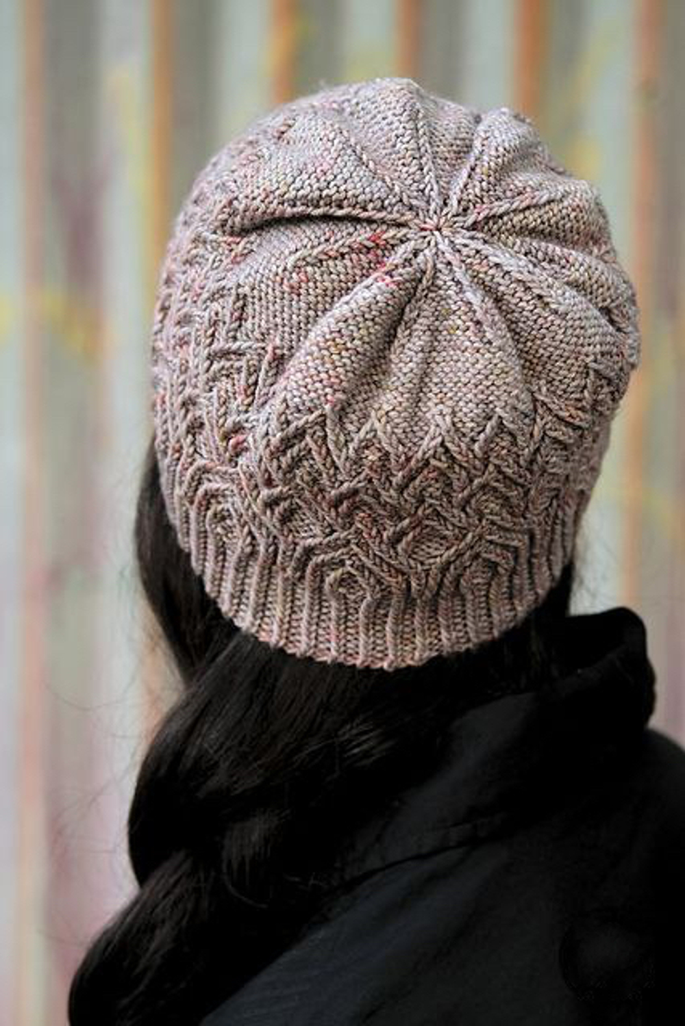 Описание по вязанию шапки спицами "Principessa"