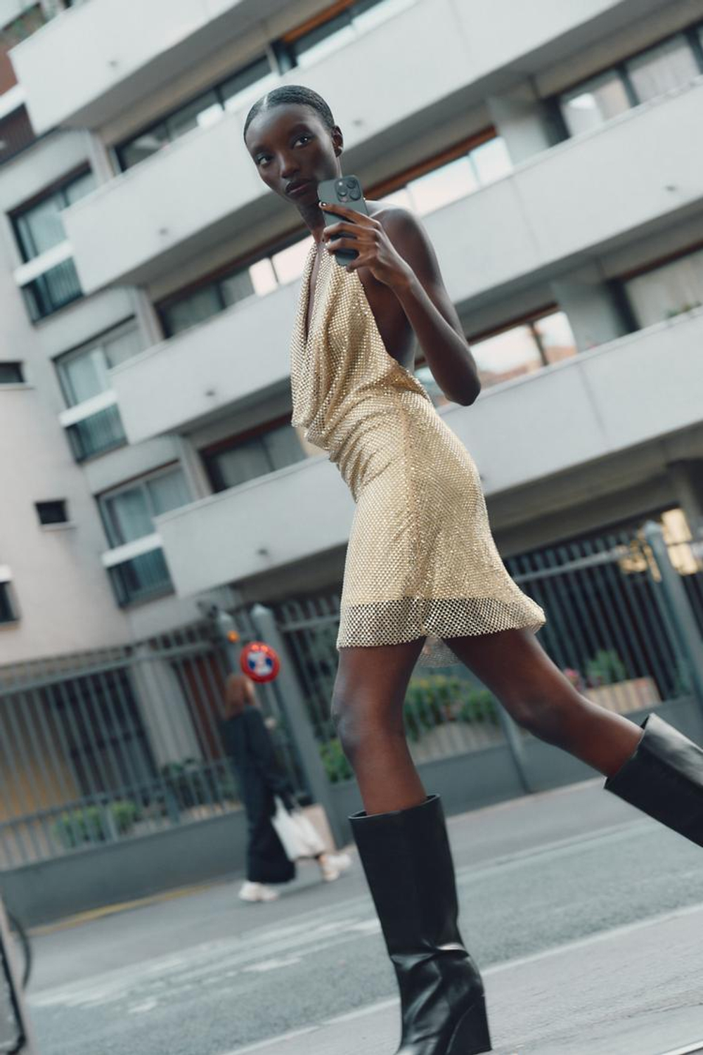 ZARA ПЛАТЬЕ ХАЛТЕР СО СТРАЗАМИ, ЗОЛОТИСТЫЙ