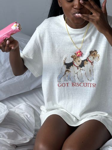 Белая хлопковая футболка Got Biscuits?