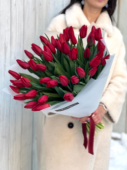 Красные тюльпаны в эффектном букете от Флора Маркет
