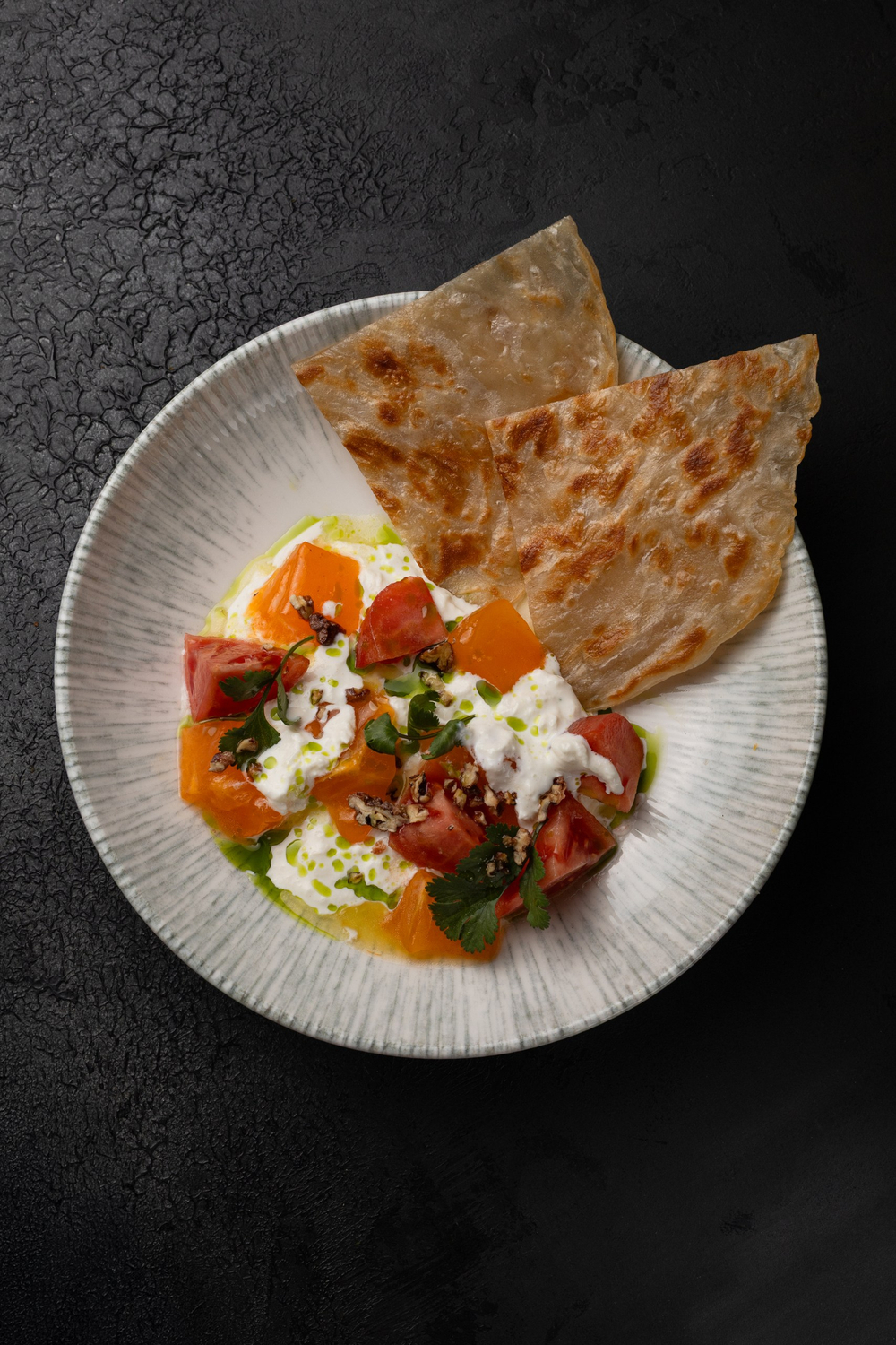 Хурма с томатами и сыром Страчателла