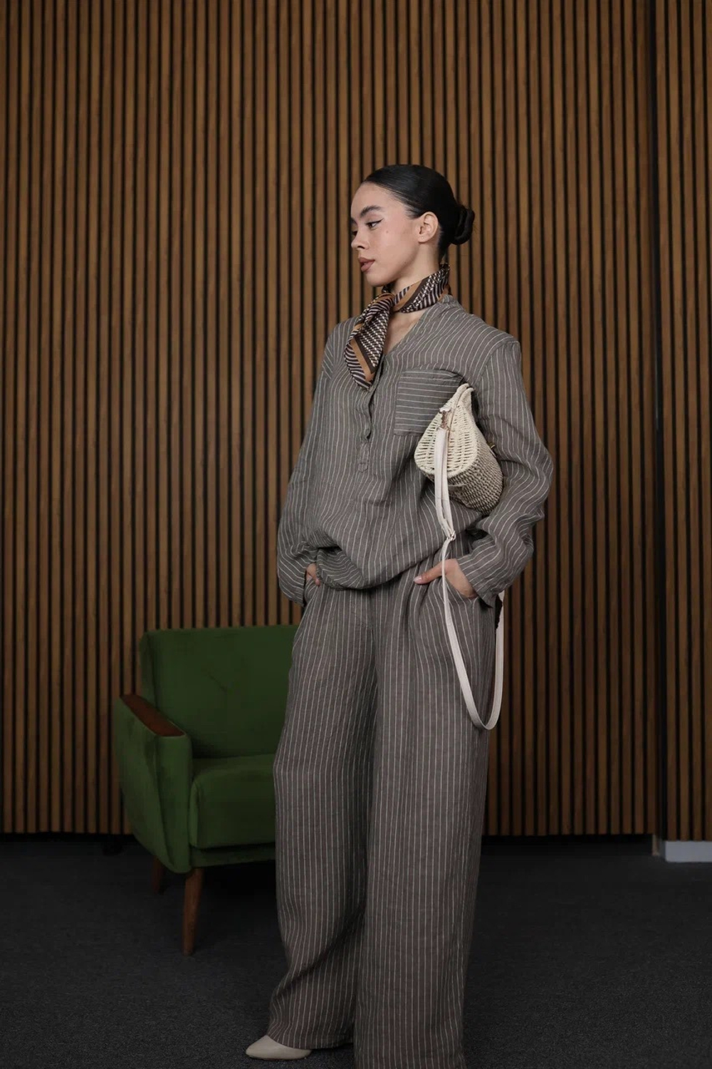 льняной костюм в полоску