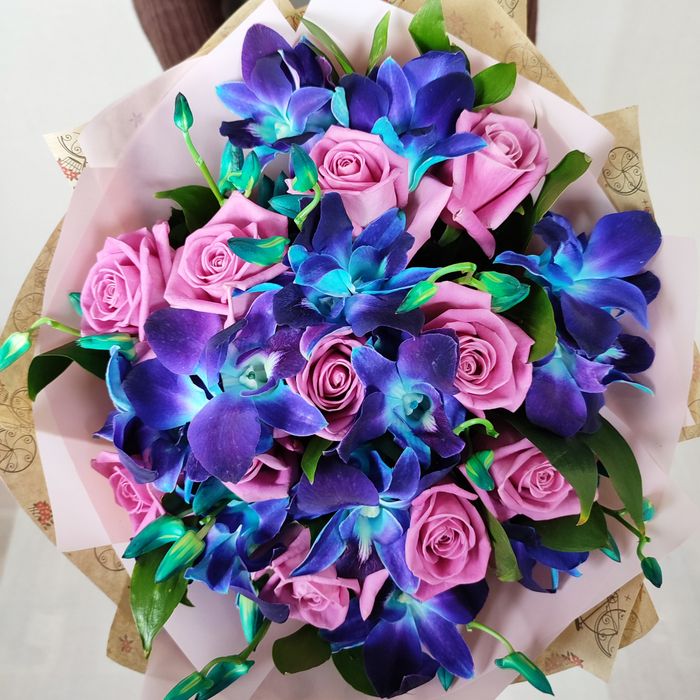Синие орхидеи и розовые розы XL. Букет 162 ALMOND ROSES