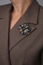 Брошь с авантюрином и серым кристаллом, оттенок золото антик