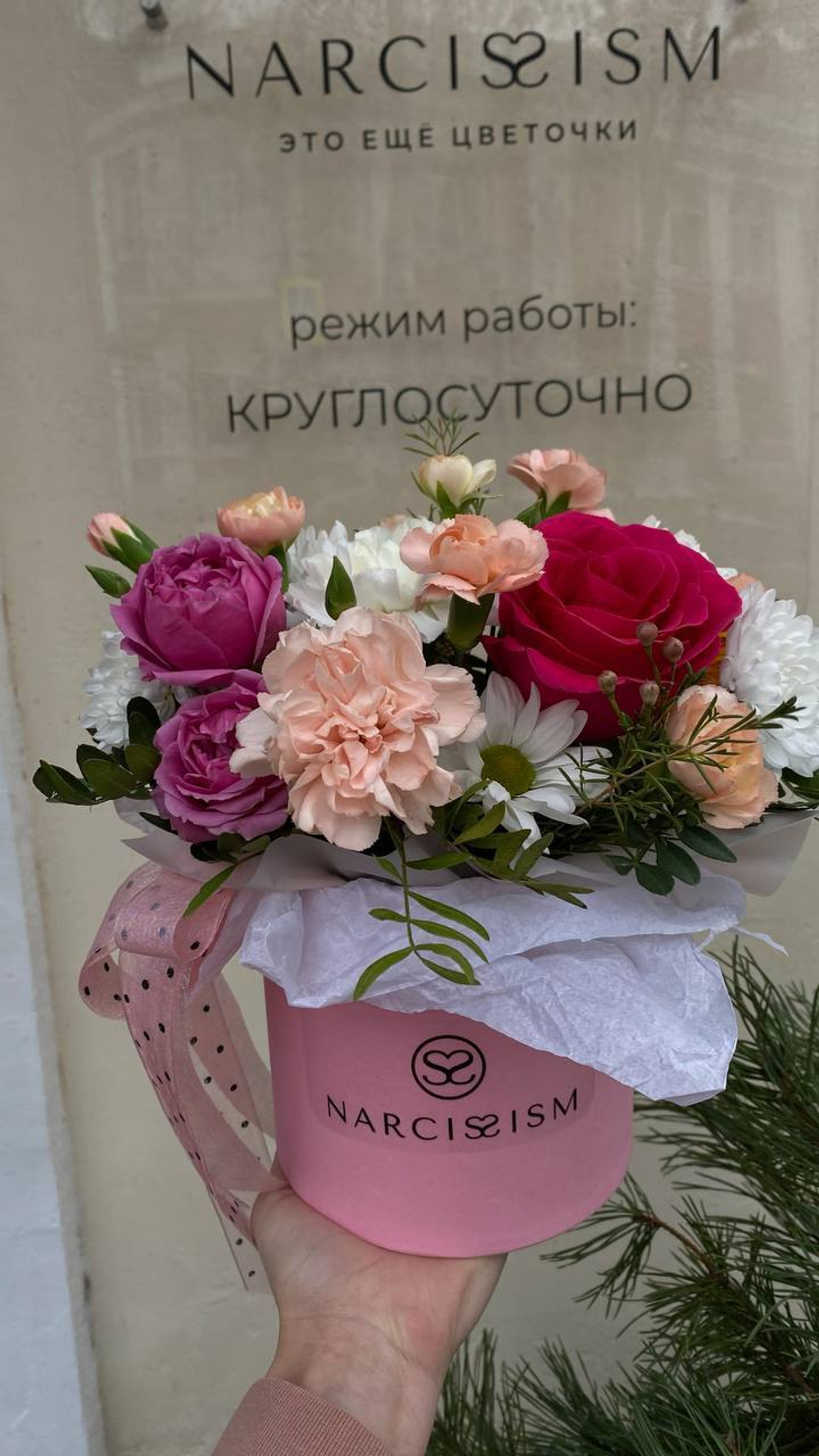 Шляпная коробка с хризантомой и розами