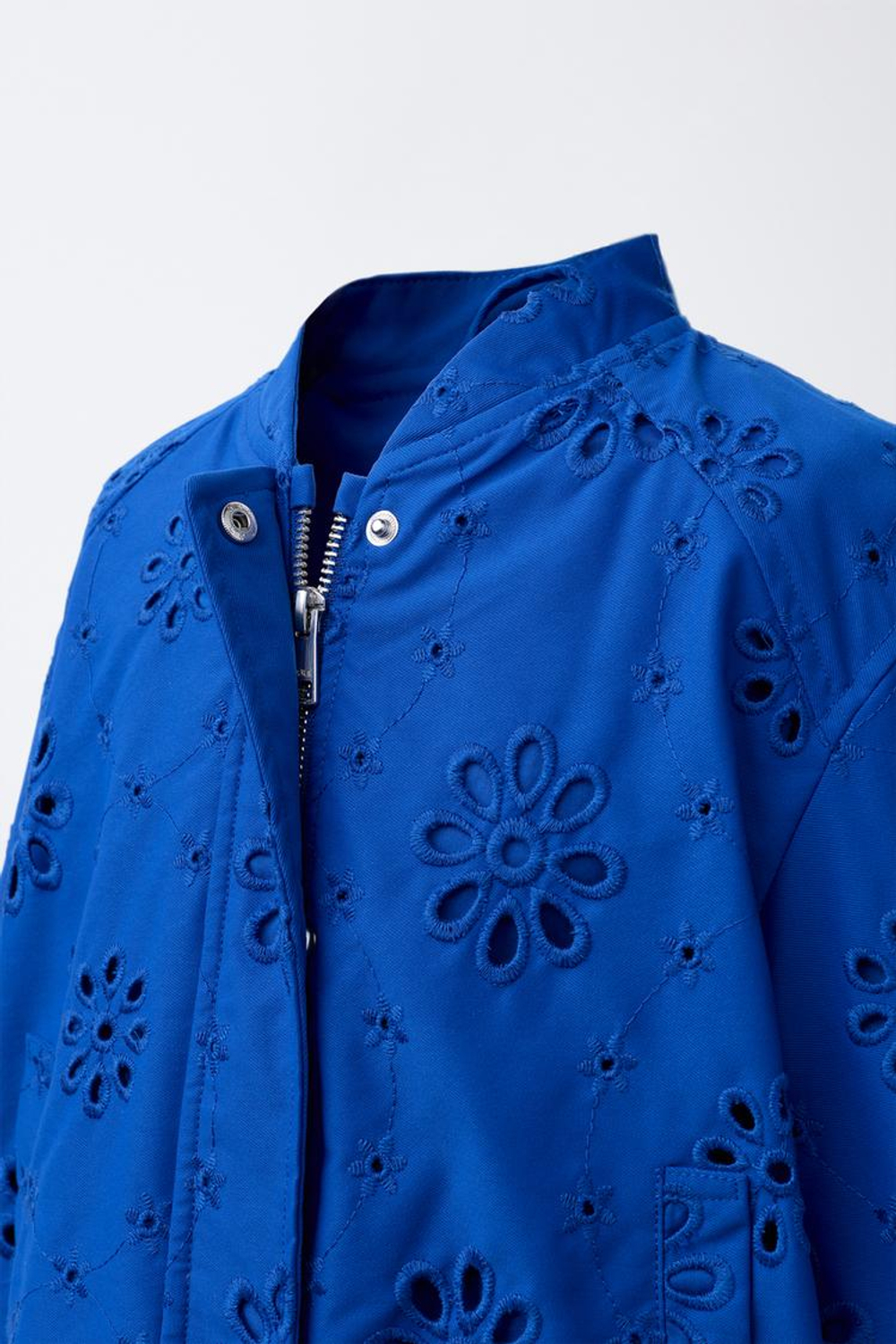 ZARA КУРТКА СО ШВЕЙЦАРСКОЙ ВЫШИВКОЙ, СИНИЙ