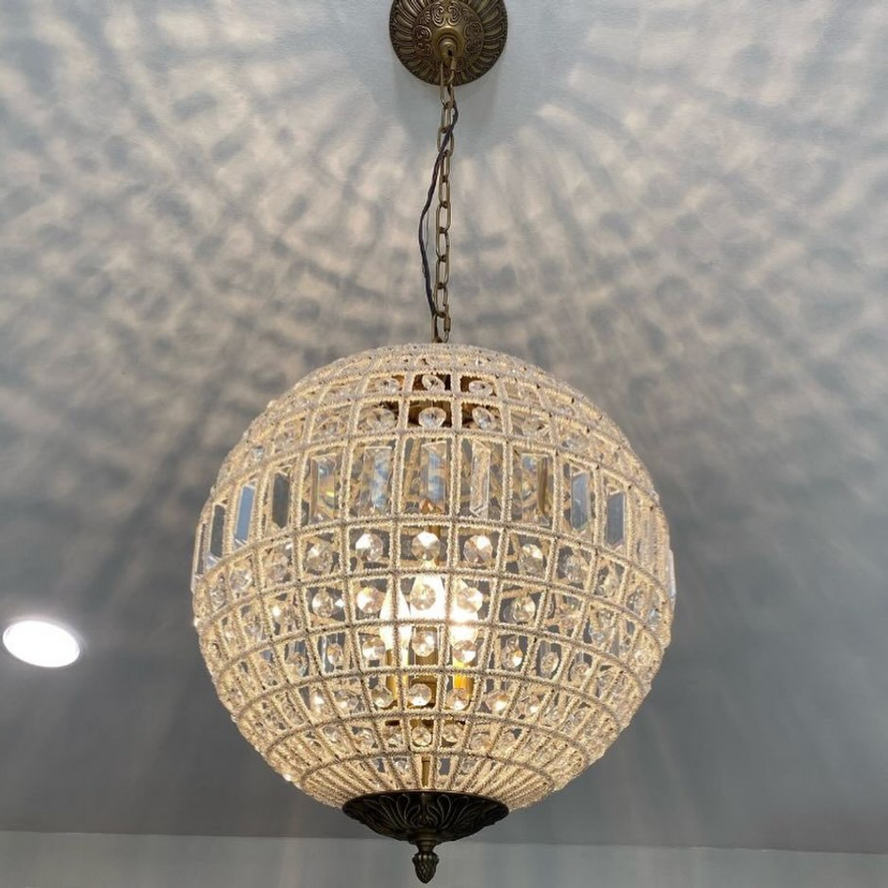 Элегантная подвесная люстра с шарообразным плафоном из фактурного стекла