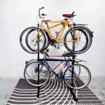 Пример компактного хранения четырех велосипедов на мобильной подкатной стойке в гараже.