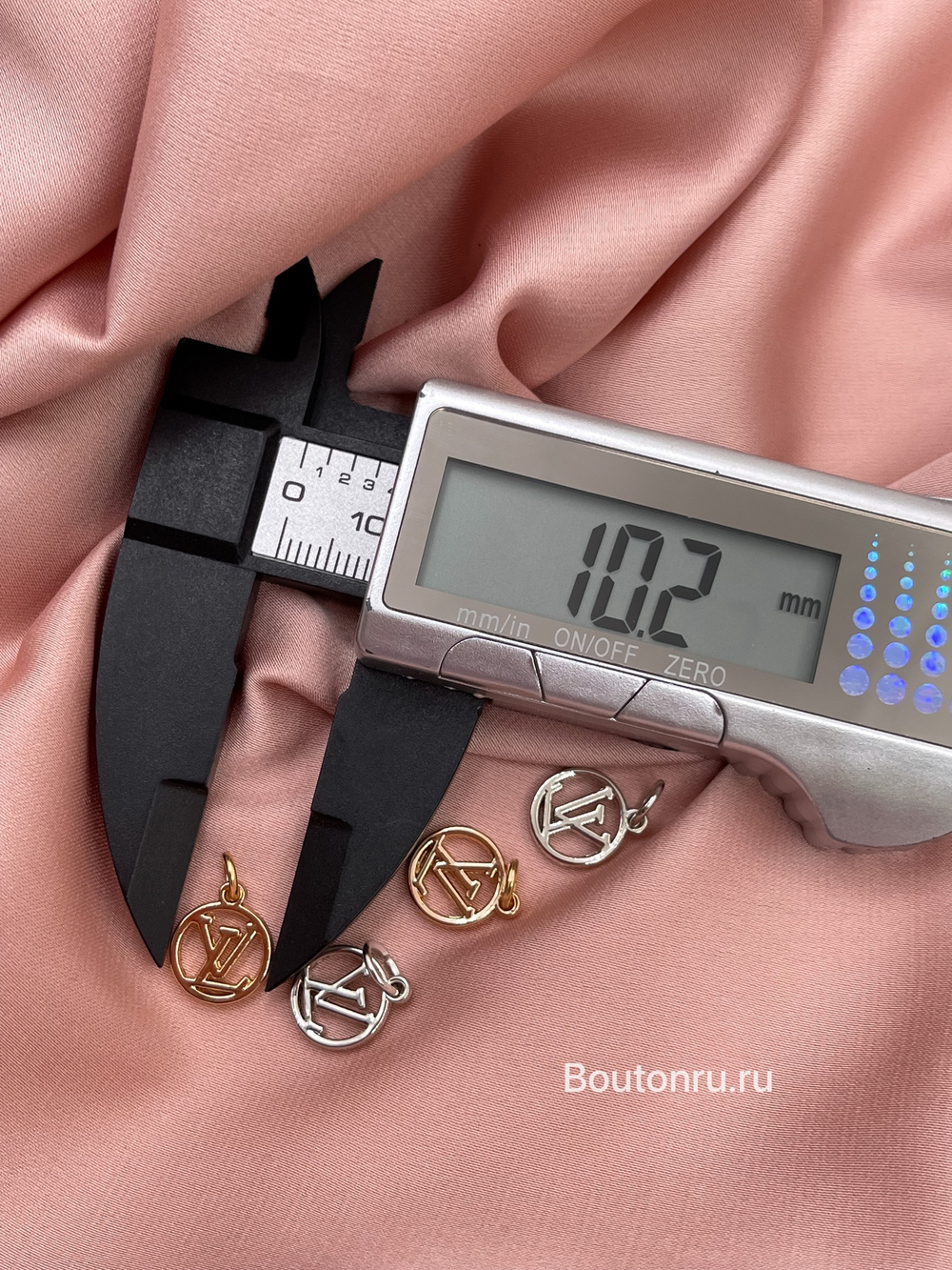 Подвеска ЛВ золото лого в кольце 10,2х10,2 мм