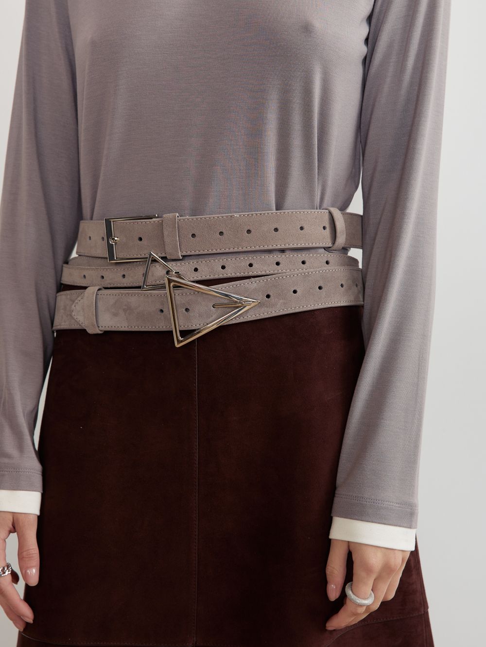 БАЗОВЫЙ ТОНКИЙ РЕМЕНЬ С ТРЕУГОЛЬНОЙ ПРЯЖКОЙ ЗАМША СЕРЫЙ