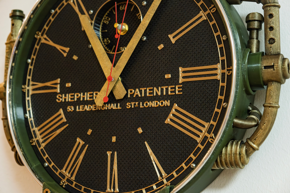 Настенные часы Oriental Express WOODandROOT, деталь циферблата с римскими цифрами и секундным указателем