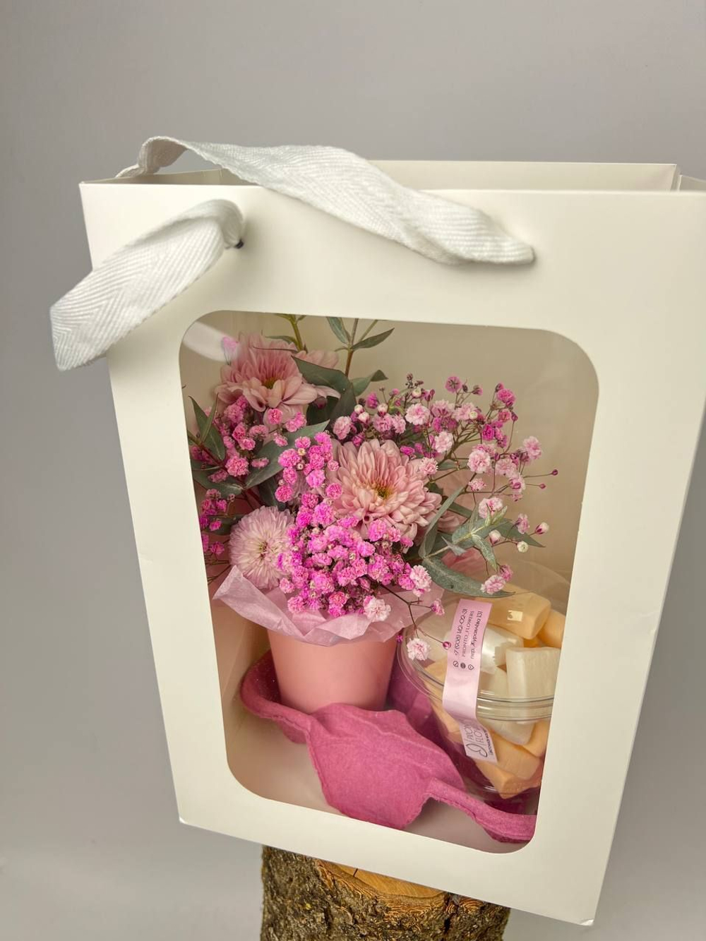 Композиция в стаканчике с цветами