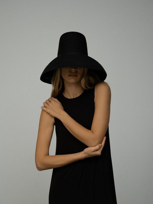 Шляпа Колокол из соломы в черном оттенке / MYARI
