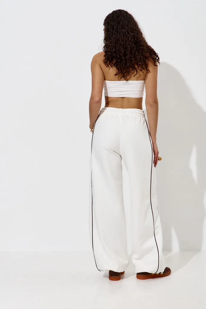 Широкие джоггеры без начеса с кантом кремового цвета