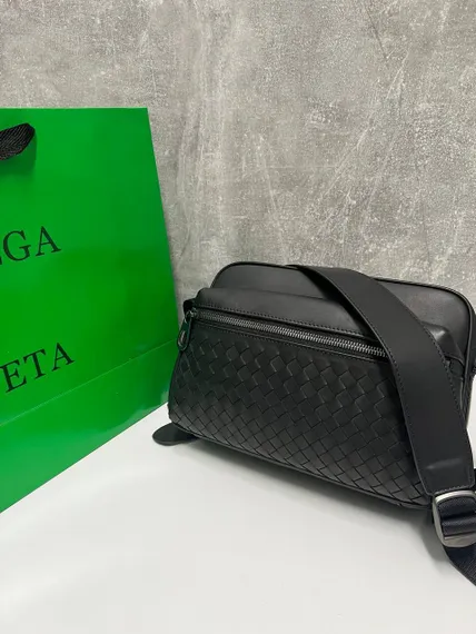 Сумка-мессенджер мужская кожаная Bottega Veneta через плечо