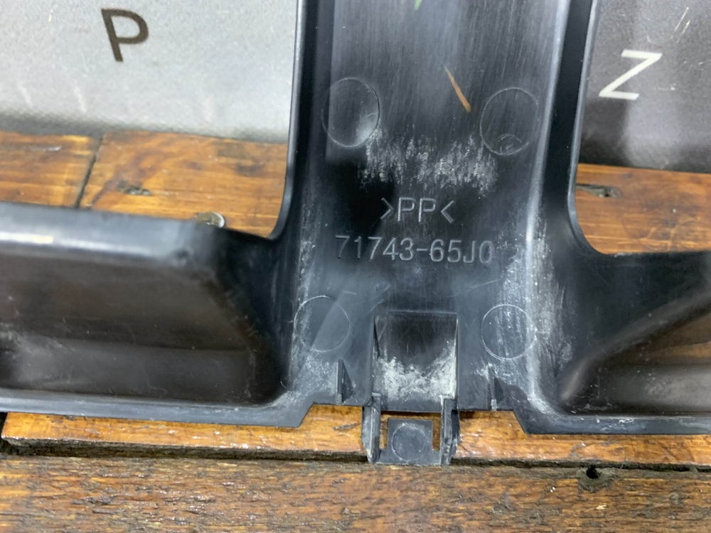 Кронштейн решетки радиатора Suzuki Grand Vitara 2 (JT) 05-15 Б/У Оригинал 7174365J00