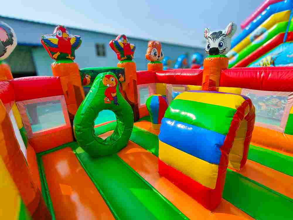 Коммерческий надувной батут «Попугайчики 2» без горки, размер 4*4*2,6 м