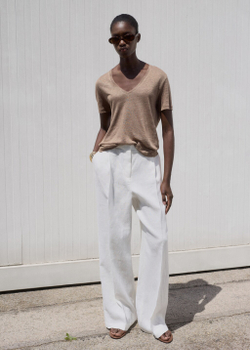 Льняная футболка с V-образной горловиной