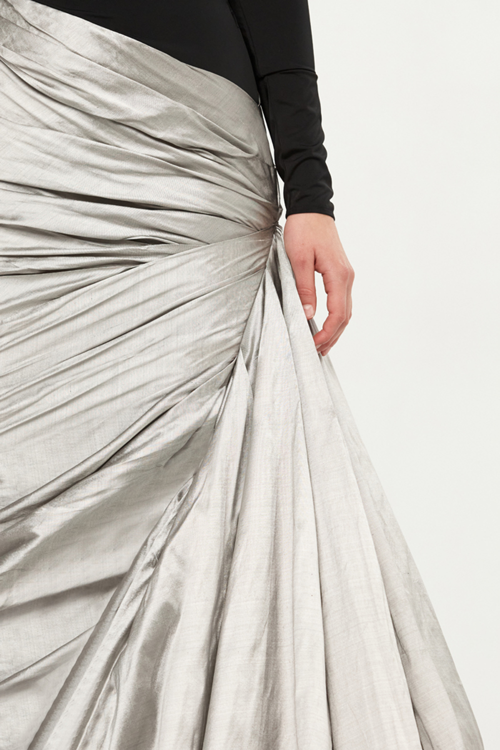 Платье макси из шёлка и бифлекса с боковым шлейфом