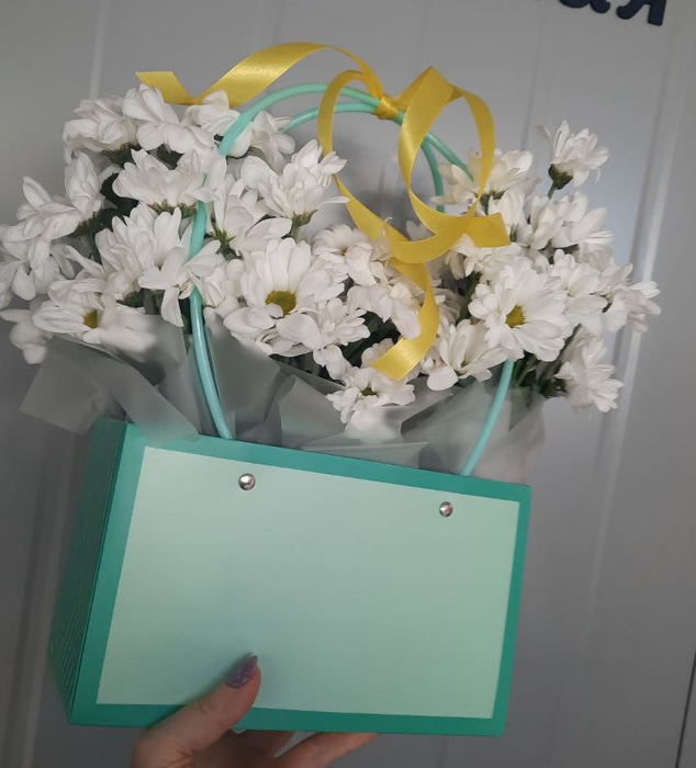 Композиция из кустовой хризантемы в сумочке