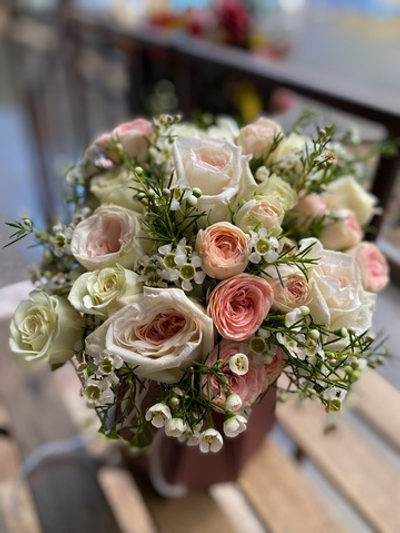 "Свадебный букет невесты «Блеск и шик» с доставкой от магазина «Цветы Луны» в Саратове"