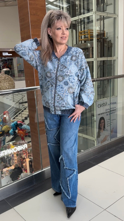 Джинсовый жакет-бомбер с блестящей отделкой