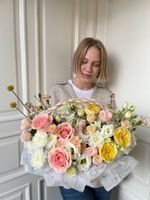 Цветочная композиция в корзине из роз, диантусов, эустомы и хризантемы