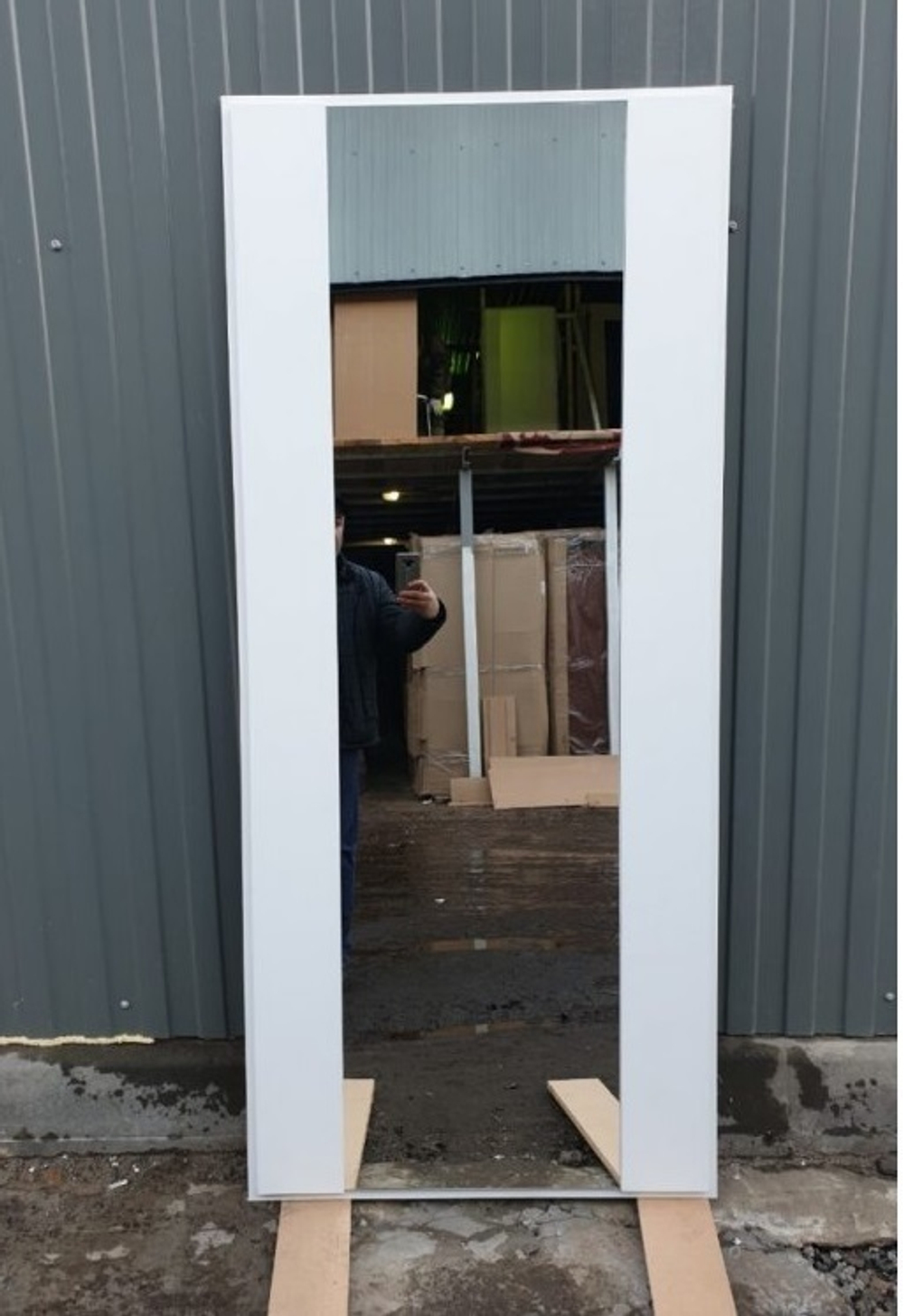 Входная металлическая дверь с зеркалом RеX (РЕКС) 25 кварц черный, фурнитура на квадратной розетке, цвет  хром/ СБ-16 cилк сноу