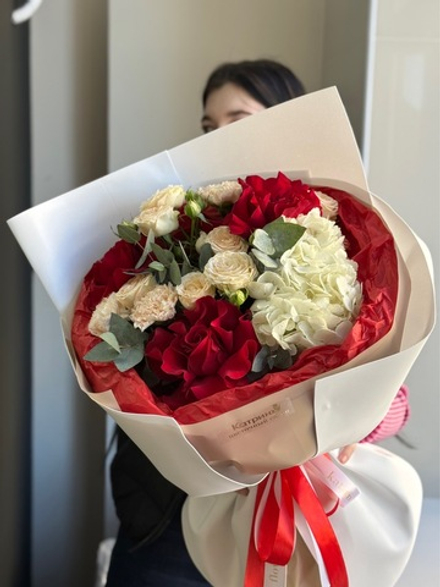 Букет с красными и белыми розами для признания в любви