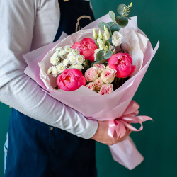 Сборный букет с пионами корал шарм