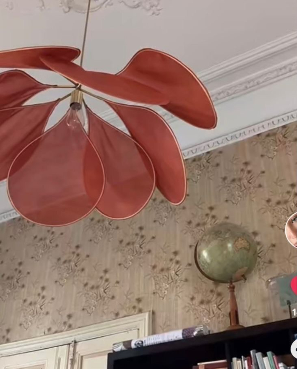 Нежный и легкий подвесной светильник в форме лепестков.