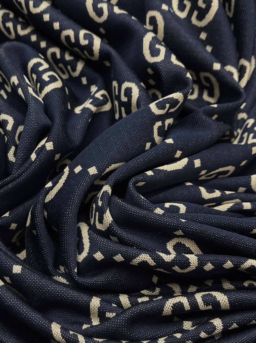 Трикотаж хлопковый Gucci синий с крупным дизайнерским принтом