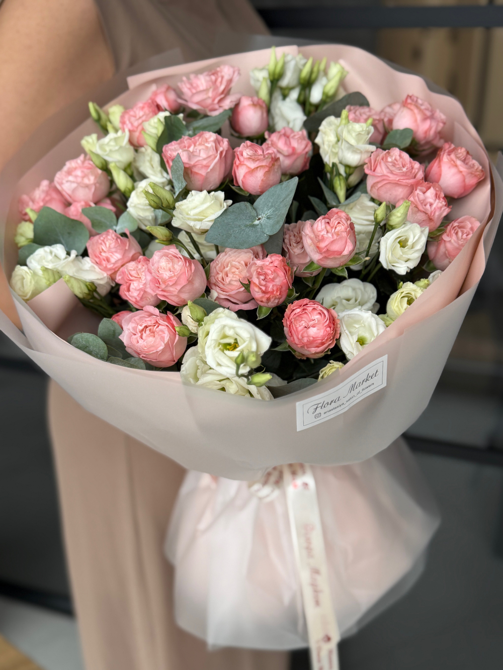 Элегантное сочетание пионовидные кустовых роз, лизиантуса и эвкалипта в воздушном букете от Флора Маркет