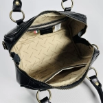 Женская сумка-саквояж из натуральной кожи черного цвета